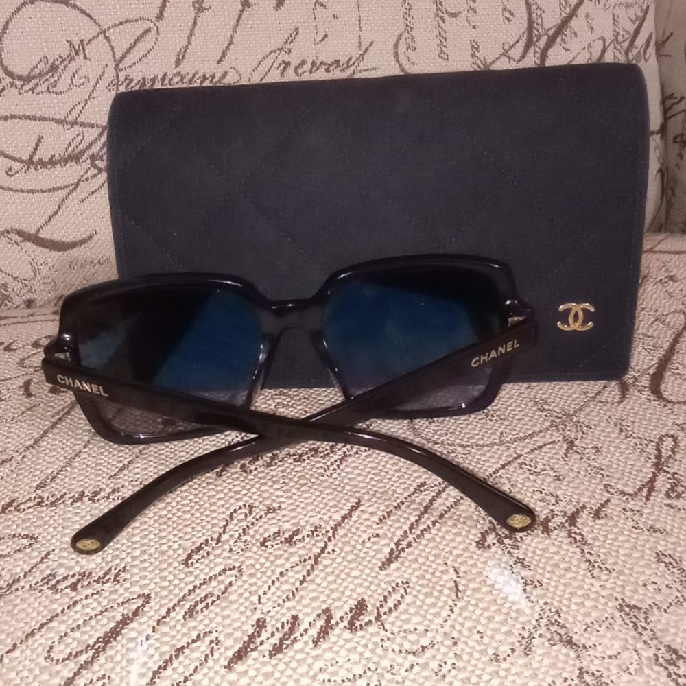 CHANEL Black Sunglasses with Quilted Case - Picture 8 of 8